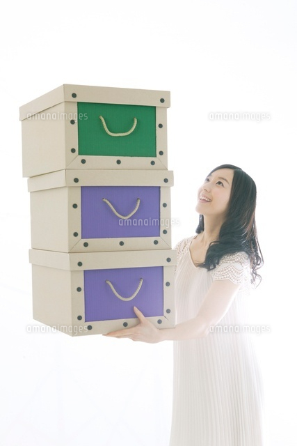 重ねた箱を運ぶ女性 の写真素材 イラスト素材 アマナイメージズ