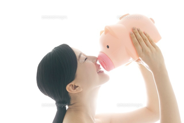 ぶたの人形にキスする女性 の写真素材 イラスト素材 アマナイメージズ