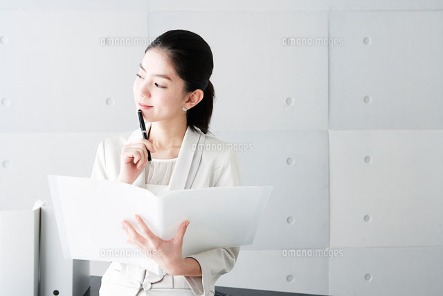 ペンを持って考えるビジネスウーマン の写真素材 イラスト素材 アマナイメージズ