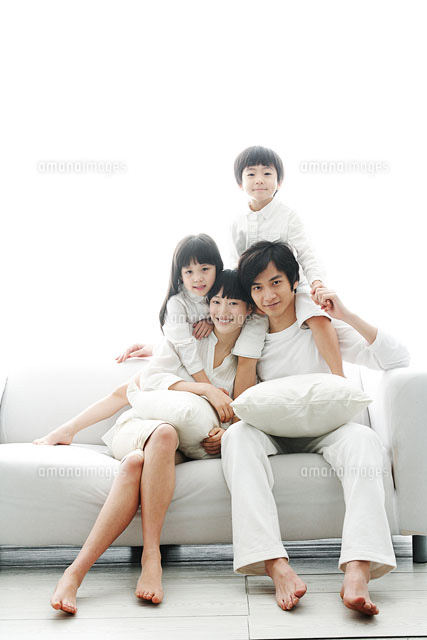 4人家族のポートレート の写真素材 イラスト素材 アマナイメージズ