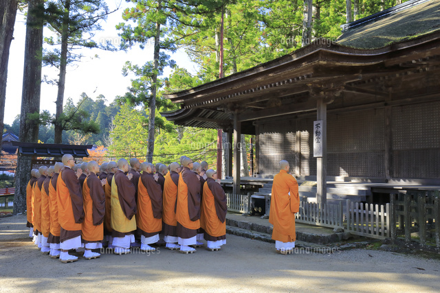 高野山不動堂の修行僧 の写真素材 イラスト素材 アマナイメージズ