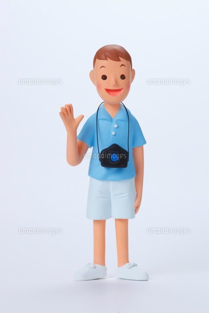 カメラを提げて 右手を上げている水色の半袖シャツを着た男の子 の写真素材 イラスト素材 アマナイメージズ