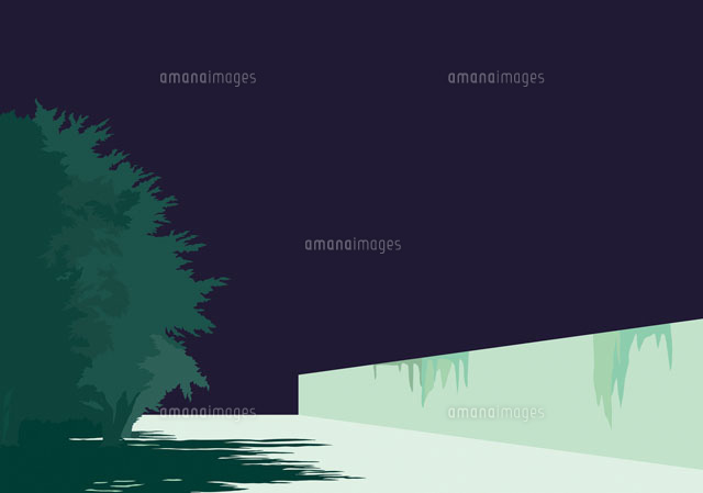 長い壁の続く道路に夜の光が樹木越しに影を映す の写真素材 イラスト素材 アマナイメージズ