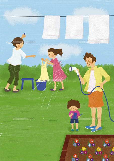 庭で過ごす4人家族 の写真素材 イラスト素材 アマナイメージズ