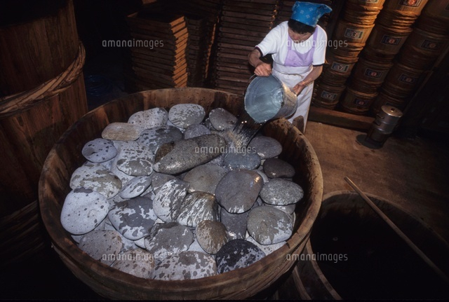 たまり作り 味噌作り 仕込み終わった大樽に石の重しをする の写真素材 イラスト素材 アマナイメージズ