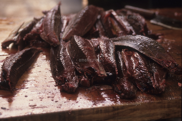 鰹節作り 鰹をさばく の写真素材 イラスト素材 アマナイメージズ
