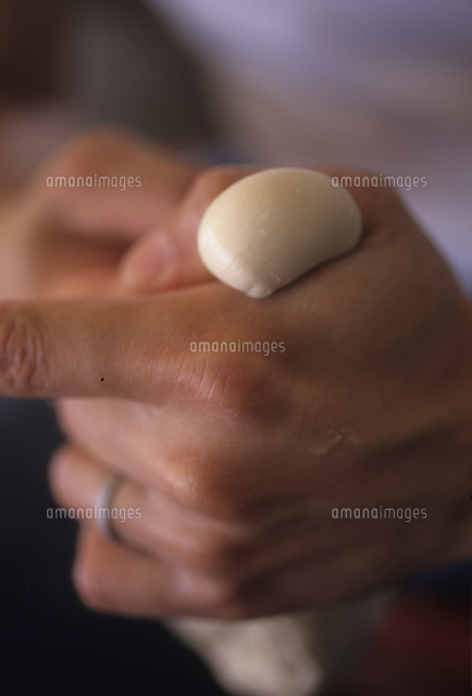 揚げ麩作り 生麩を手でちぎる の写真素材 イラスト素材 アマナイメージズ