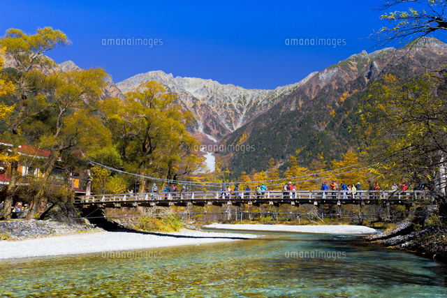 上高地、河童橋から見た穂高連峰と紅葉[02583001646]の写真・イラスト