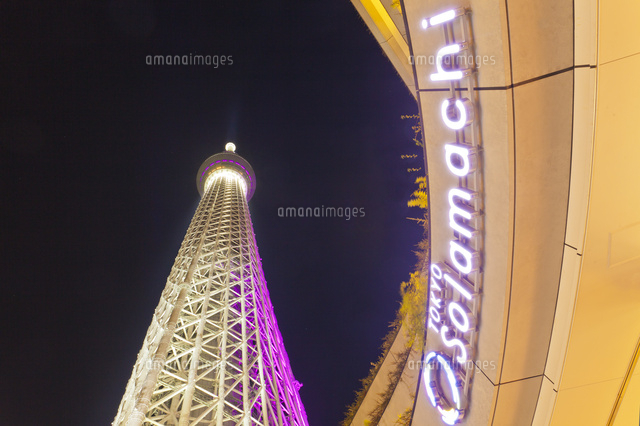 東京ソラマチ入り口から見上げる東京スカイツリーの夜景 の写真素材 イラスト素材 アマナイメージズ