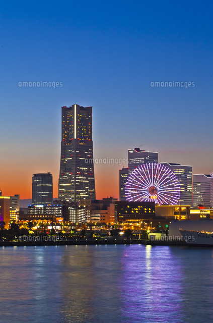 横浜みなとみらいの夕日 の写真素材 イラスト素材 アマナイメージズ