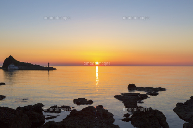 ウトロ港の三角岩と夕日[02583005485]の写真・イラスト素材｜アマナ