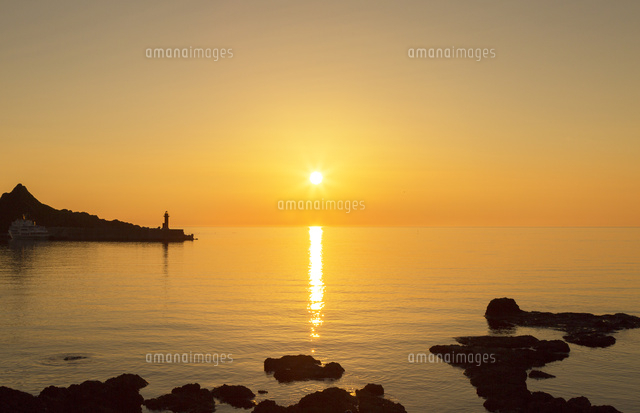 ウトロ港の三角岩と夕日[02583005487]の写真・イラスト素材｜アマナ