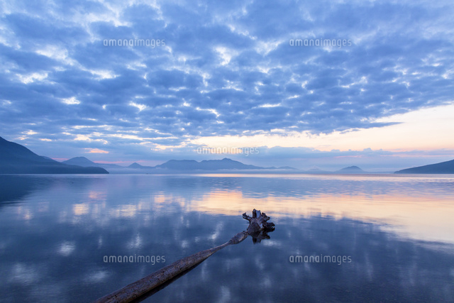 支笏湖の夜明け の写真素材 イラスト素材 アマナイメージズ