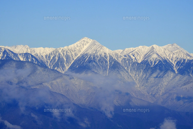 高ボッチ高原から見た積雪の北アルプス常念岳と霧氷のついた白樺
