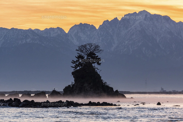 雨晴海岸の朝日 原画 明け方の雨晴海岸の女岩と立山連峰の朝焼け[02583006039]の写真