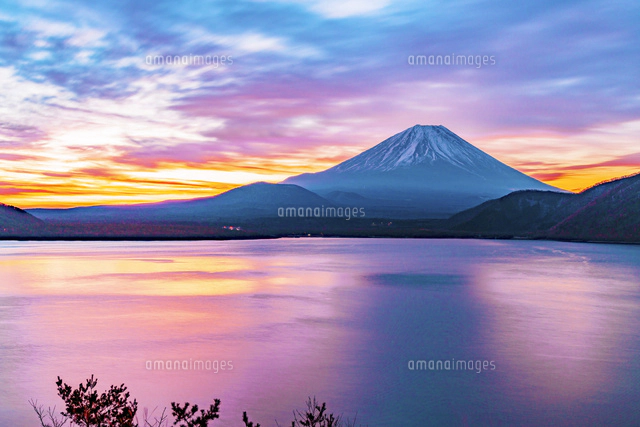 本栖湖からの富士山の朝焼け[02583006956]の写真・イラスト素材