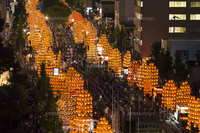 秋田竿燈まつり の写真素材 イラスト素材 アマナイメージズ