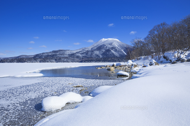 阿寒湖のボッケと雄阿寒岳 の写真素材 イラスト素材 アマナイメージズ