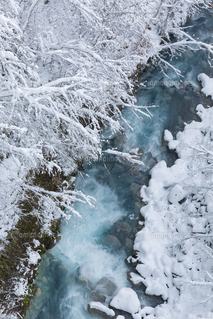雪の青い川 の写真素材 イラスト素材 アマナイメージズ