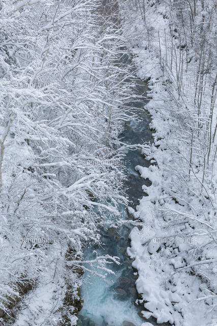 雪の青い川 の写真素材 イラスト素材 アマナイメージズ