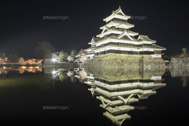 松本城ライトアップ の写真素材 イラスト素材 アマナイメージズ
