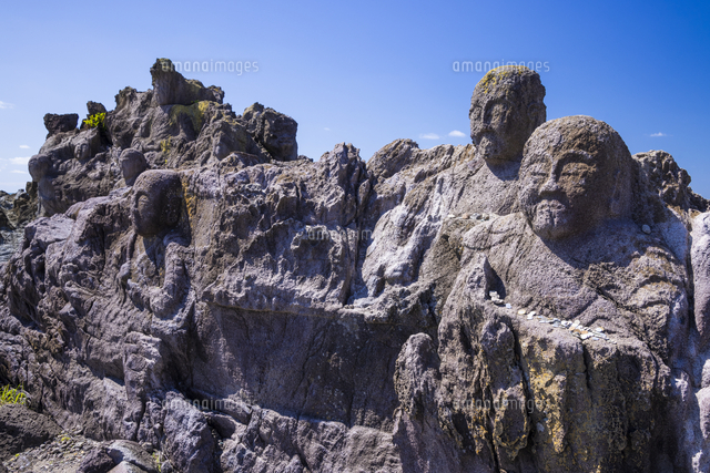 海岸に彫られた十六羅漢岩[02616011396]の写真・イラスト素材｜アマナ