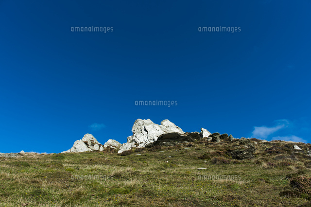 青空と白い岩 草原 の写真素材 イラスト素材 アマナイメージズ
