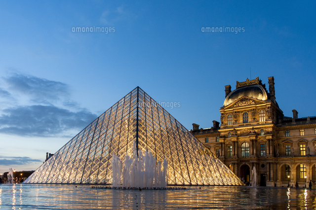 夕暮れのルーブル美術館 噴水とピラミッド[02667001284]の写真