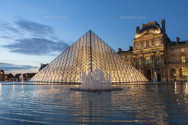 夕暮れのルーブル美術館 噴水とピラミッド[02667001284]の写真