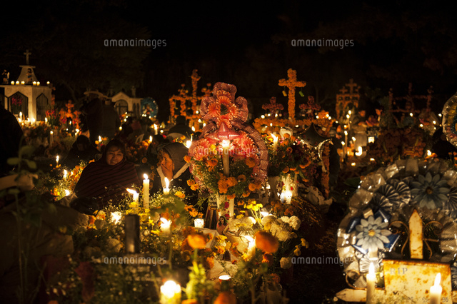 死者の日の夜 語らう人々 の写真素材 イラスト素材 アマナイメージズ