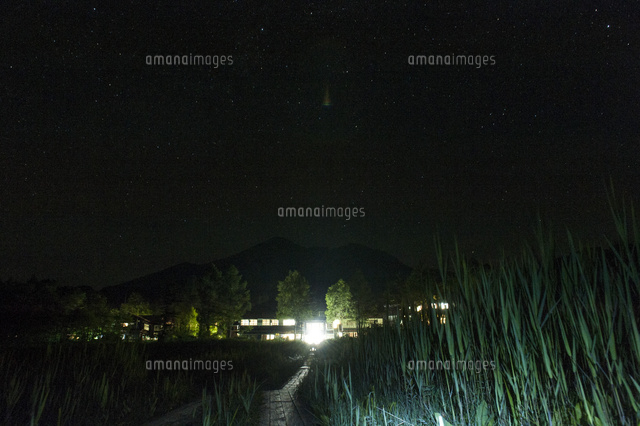 夏の夜の尾瀬 燧ケ岳と 弥四郎小屋 の写真素材 イラスト素材 アマナイメージズ