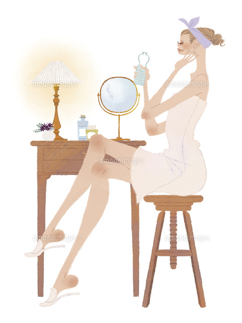 バスタイムのあとに肌のケアをしている女性 の写真素材 イラスト素材 アマナイメージズ