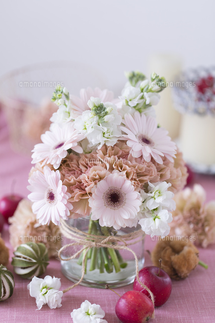 ガーベラのフラワーアレンジ[02684000911]の写真・イラスト素材