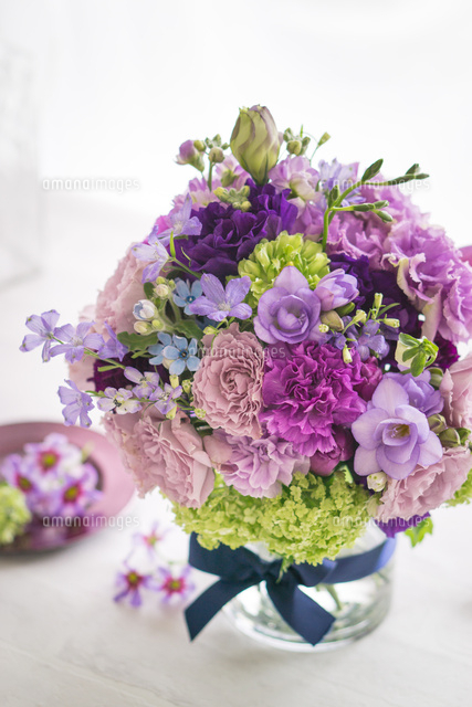 グリーンと紫のブーケ の写真素材 イラスト素材 アマナイメージズ