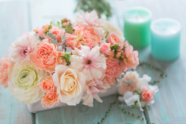 白とアプリコットオレンジのアレンジ の写真素材 イラスト素材 アマナイメージズ