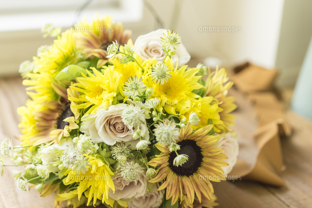 ヒマワリの花束風アレンジ の写真素材 イラスト素材 アマナイメージズ