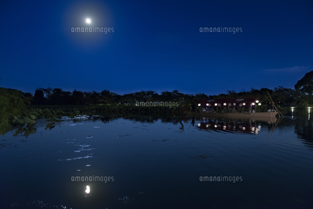 大覚寺 大沢の池の静かな湖面に映る月 の写真素材 イラスト素材 アマナイメージズ