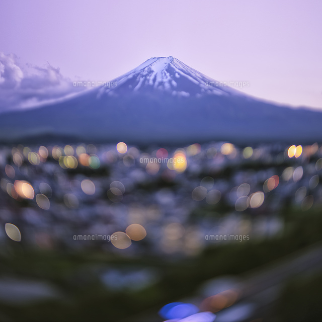 チルト撮影による幻想的な富士山と富士吉田の街灯[02702000026]の写真