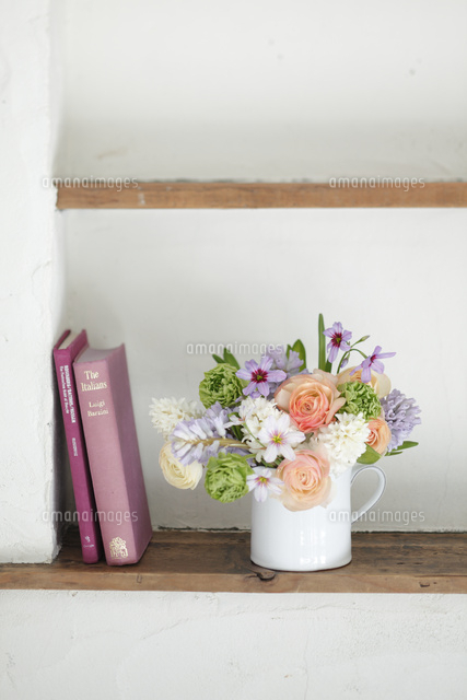 白いピッチャーにアレンジしたアプリコット色のラナンキュラスとヒヤシンス の写真素材 イラスト素材 アマナイメージズ