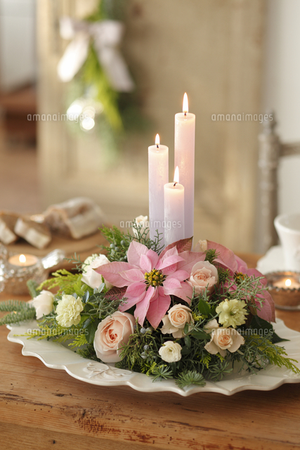 ピンクのポインセチアとバラのクリスマスキャンドルアレンジ