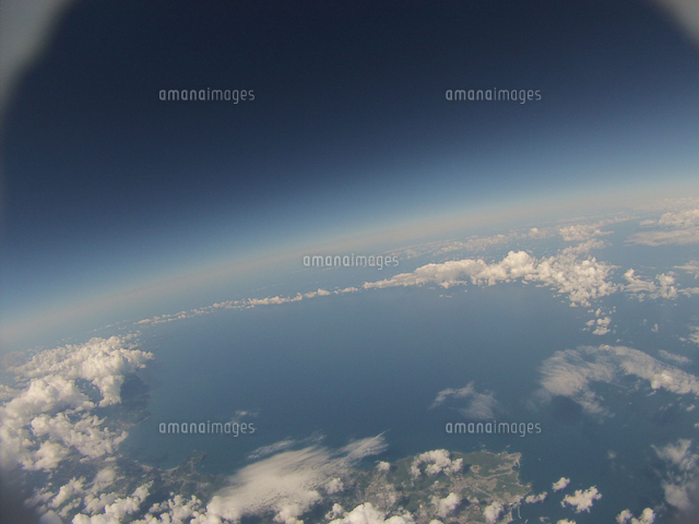 北海道 夏の日本海にかかる雲を雲の上から 穏やかな空 の写真素材 イラスト素材 アマナイメージズ