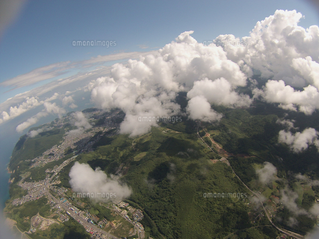 綿雲の上から見下ろす町並み[02740000236]の写真・イラスト素材
