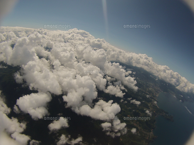 雲の合間から見下ろす海岸線[02740000255]の写真・イラスト素材