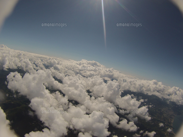 海岸線に並ぶ綿雲[02740000257]の写真・イラスト素材｜アマナイメージズ