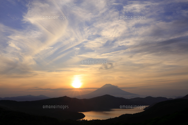 箱根大観山より夕日と富士山[02741000221]の写真・イラスト素材