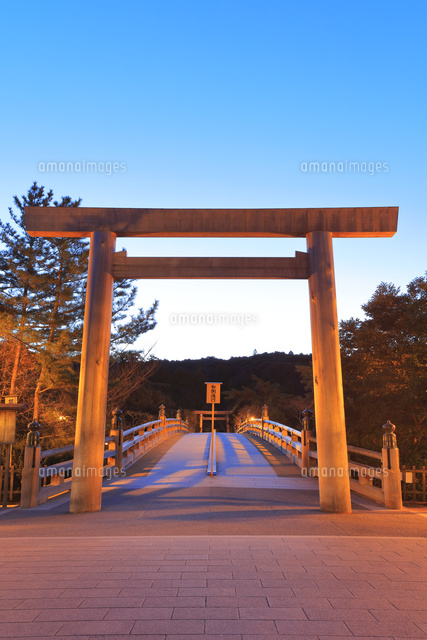 伊勢神宮・宇治橋と大鳥居に夜明け[02748000713]の写真