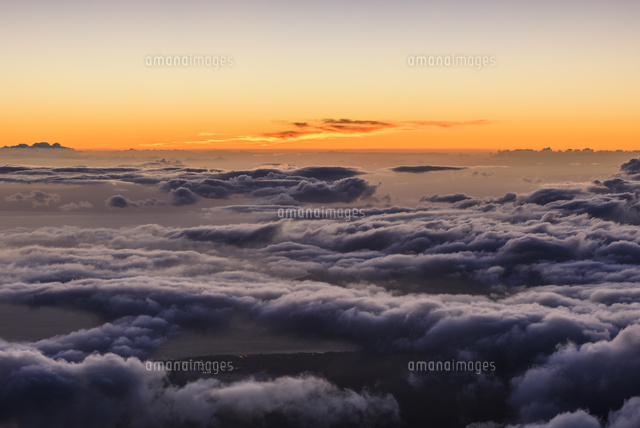ハワイ マウイ島 ハレアカラ山頂 雲海と夕景 の写真素材 イラスト素材 アマナイメージズ