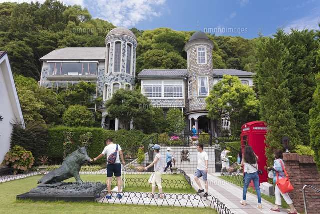 神戸北野異人館 うろこの家と観光客 の写真素材 イラスト素材 アマナイメージズ