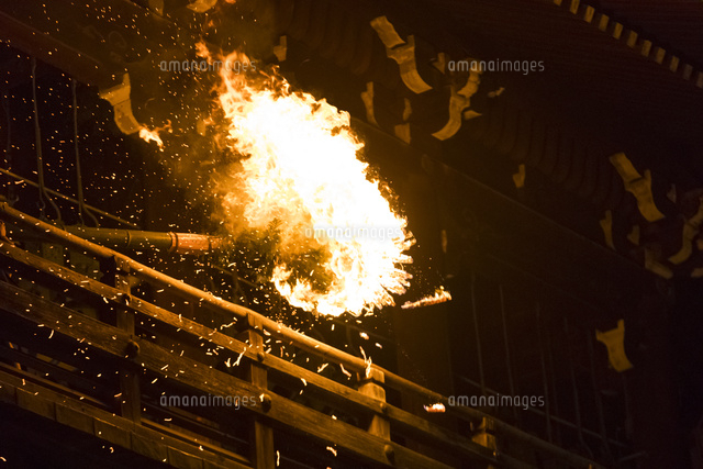 東大寺二月堂の修二会 お松明 の写真素材 イラスト素材 アマナイメージズ