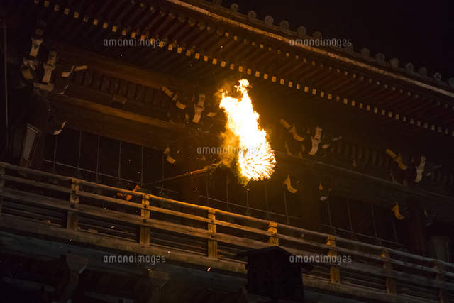 東大寺二月堂の修二会 お松明 の写真素材 イラスト素材 アマナイメージズ
